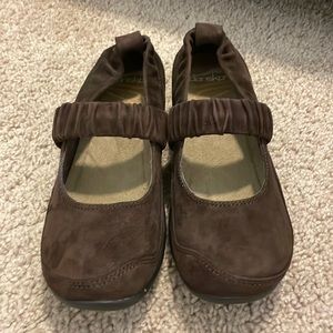 New Dansko Chrissy Kid Suede shoes Chocolate women’s size 5